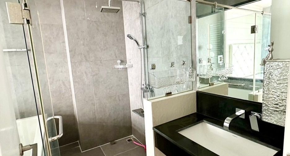 For rent 3 bedrooms condo in Khlong San, Bangkok