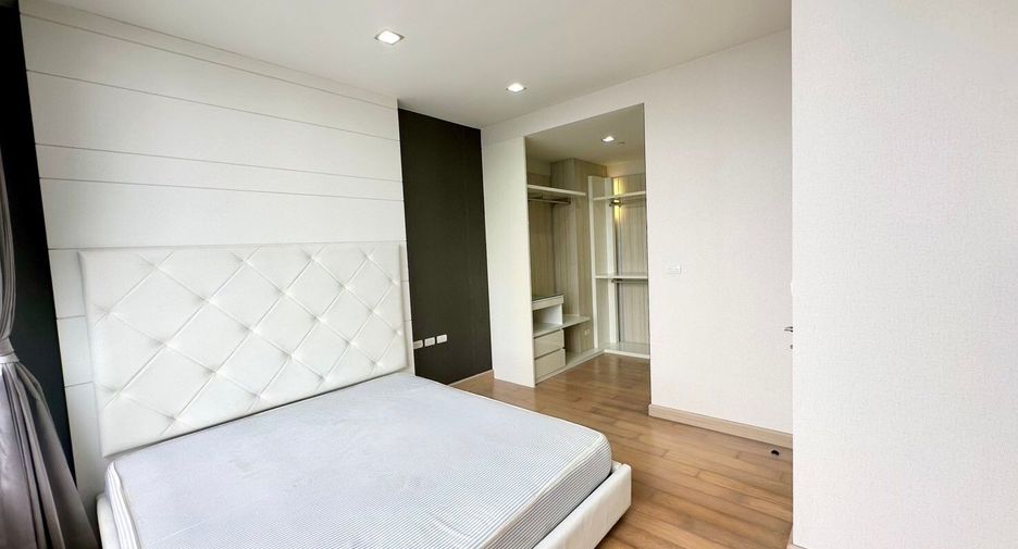 For rent 3 bedrooms condo in Khlong San, Bangkok