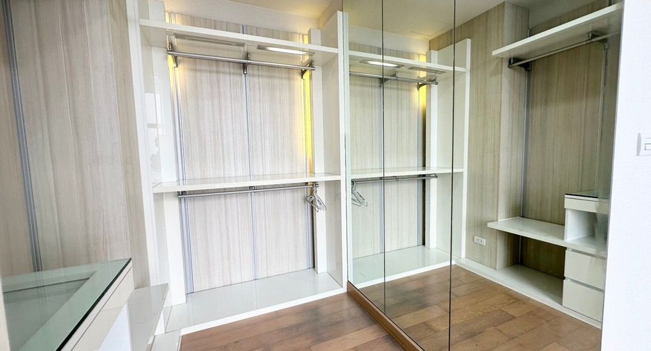 For rent 3 bedrooms condo in Khlong San, Bangkok