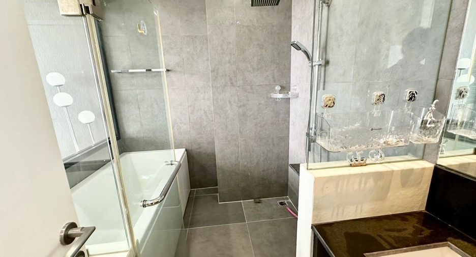 For rent 3 bedrooms condo in Khlong San, Bangkok