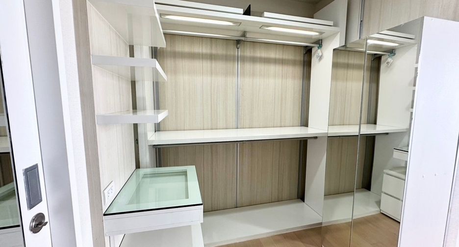 For rent 3 bedrooms condo in Khlong San, Bangkok