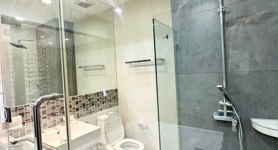 For rent 3 bedrooms condo in Khlong San, Bangkok