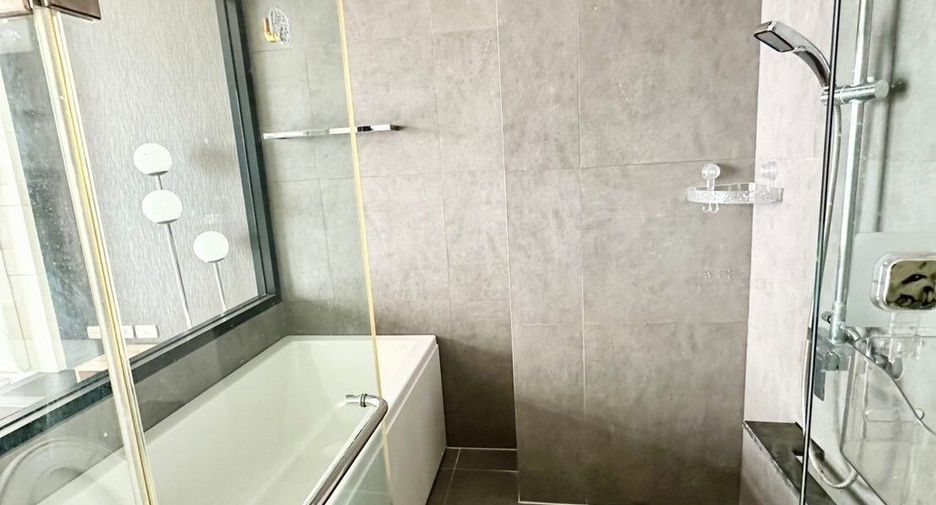 For rent 3 bedrooms condo in Khlong San, Bangkok