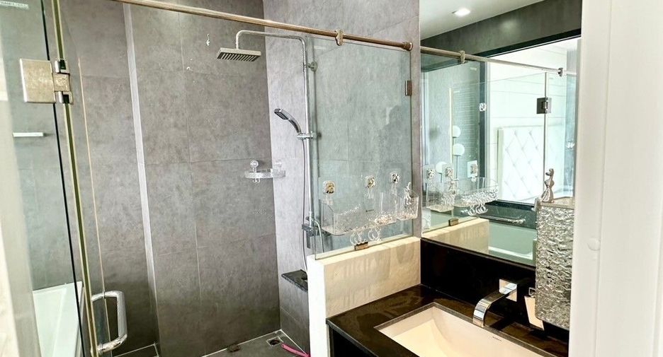 For rent 3 bedrooms condo in Khlong San, Bangkok