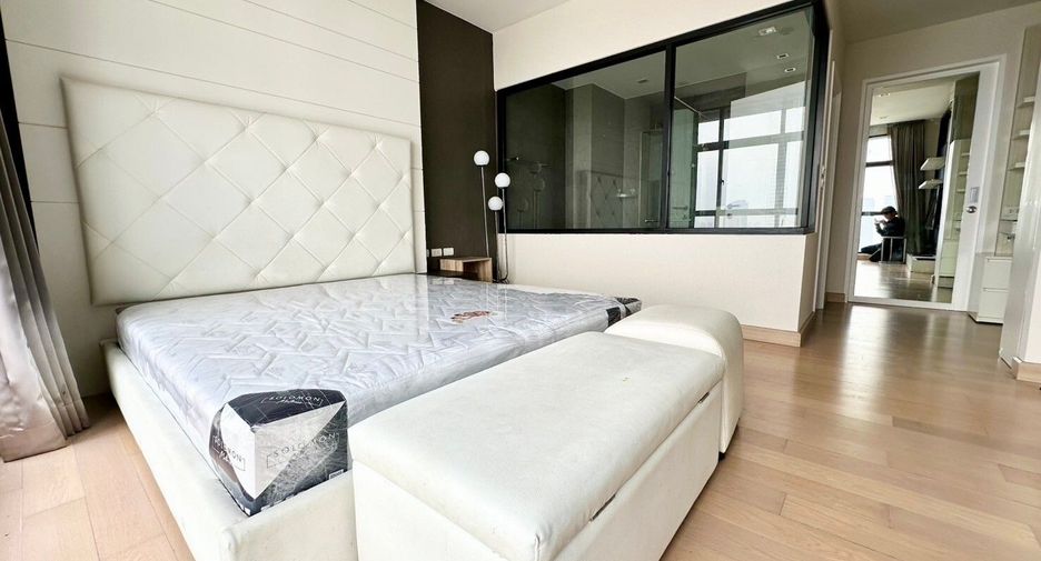 For rent 3 bedrooms condo in Khlong San, Bangkok