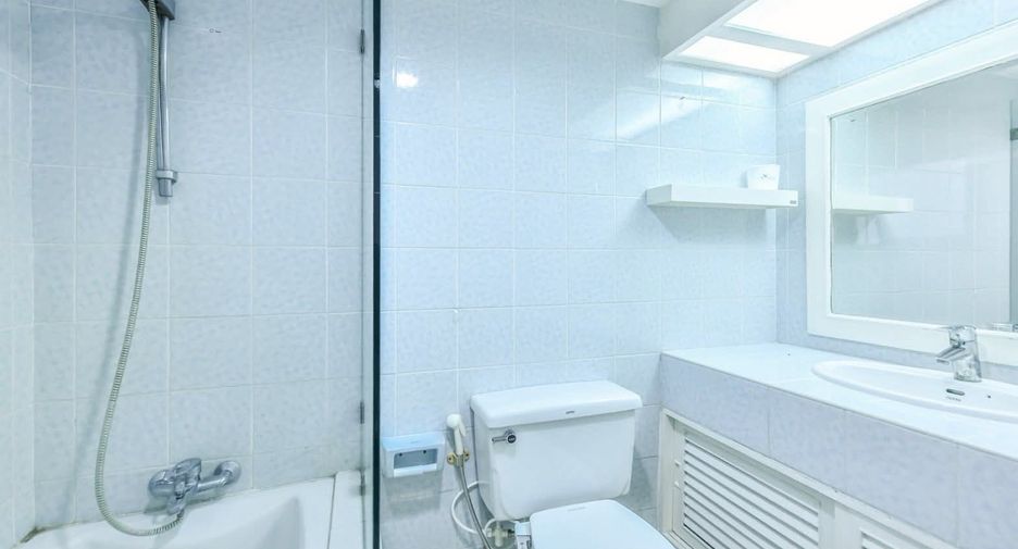 For rent 2 bedrooms condo in Huai Khwang, Bangkok