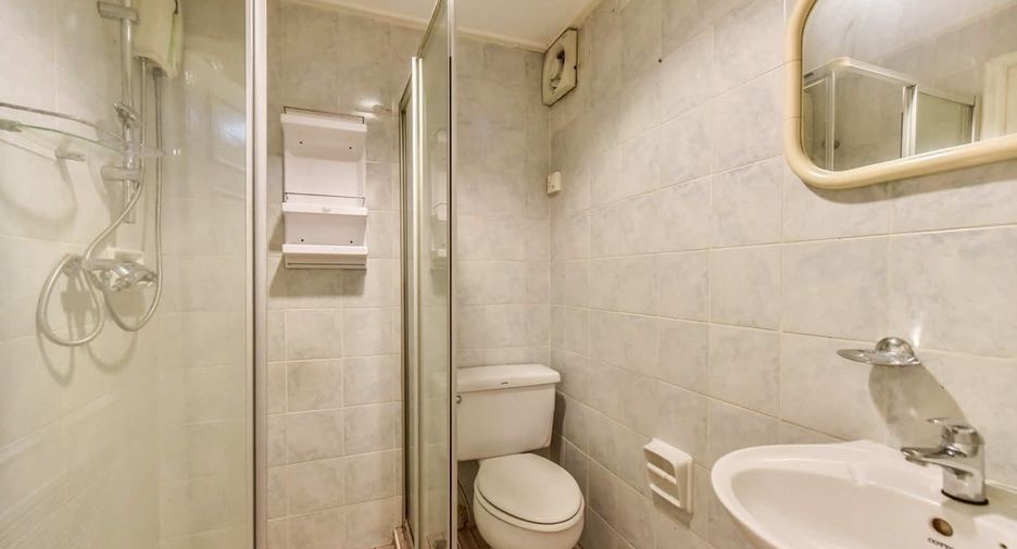 For rent 2 bedrooms condo in Huai Khwang, Bangkok