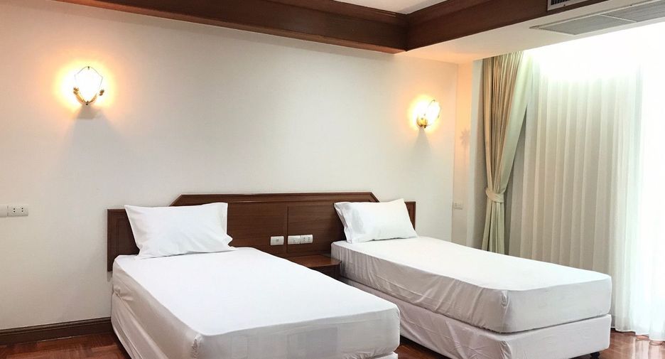 For rent 4 bedrooms condo in Khlong Toei, Bangkok