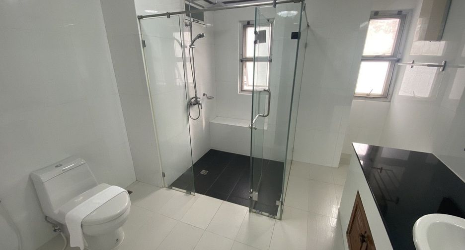 For rent 4 bedrooms condo in Khlong Toei, Bangkok