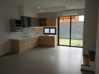 For rent 3 bedrooms townhouse in Bang Na, Bangkok