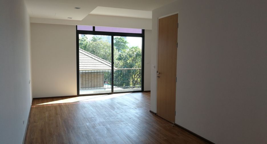 For rent 3 bedrooms townhouse in Bang Na, Bangkok