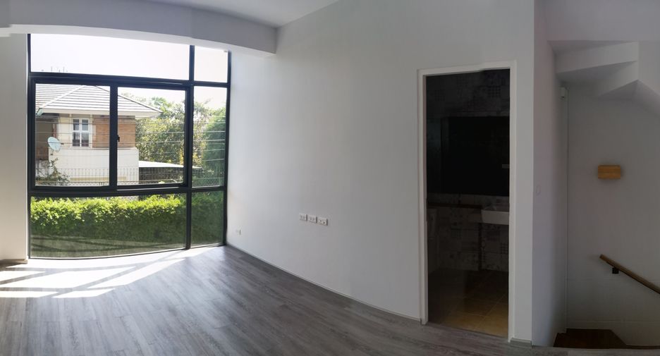 For rent 3 bedrooms townhouse in Bang Na, Bangkok