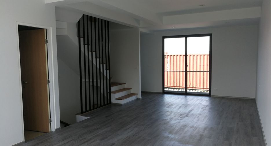 For rent 3 bedrooms townhouse in Bang Na, Bangkok