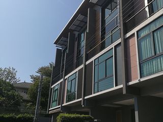 For rent 3 bedrooms townhouse in Bang Na, Bangkok