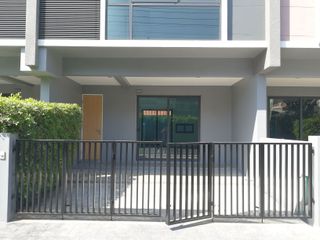 For rent 3 bedrooms townhouse in Bang Na, Bangkok