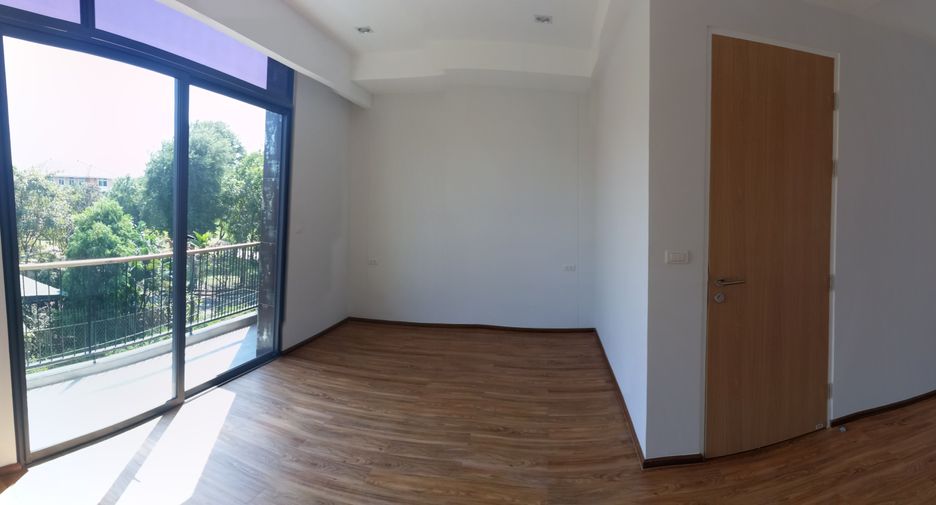 For rent 3 bedrooms townhouse in Bang Na, Bangkok