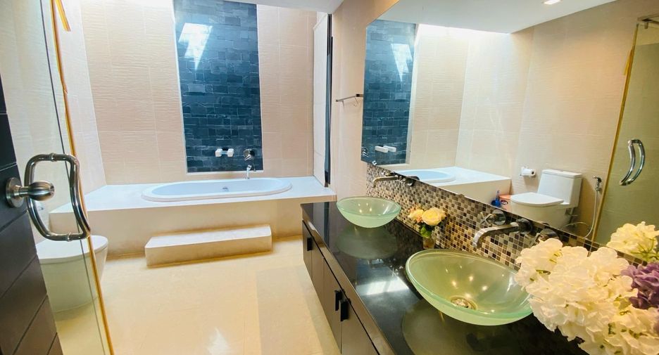 For rent 3 bedrooms villa in Mueang Phuket, Phuket
