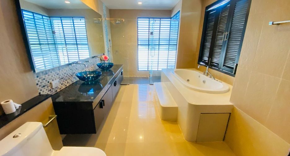 For rent 3 bedrooms villa in Mueang Phuket, Phuket