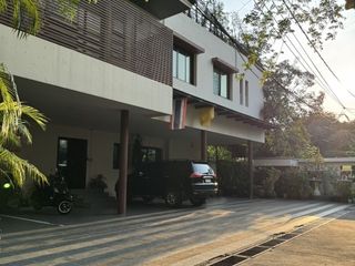 À louer 3 chambres maison à Khlong Toei, Bangkok