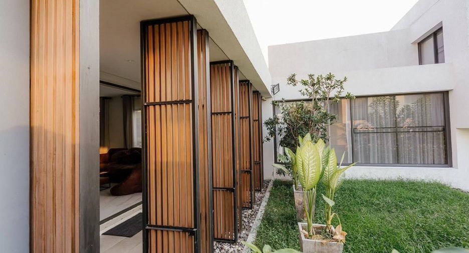 For rent 4 bedrooms house in Bang Na, Bangkok