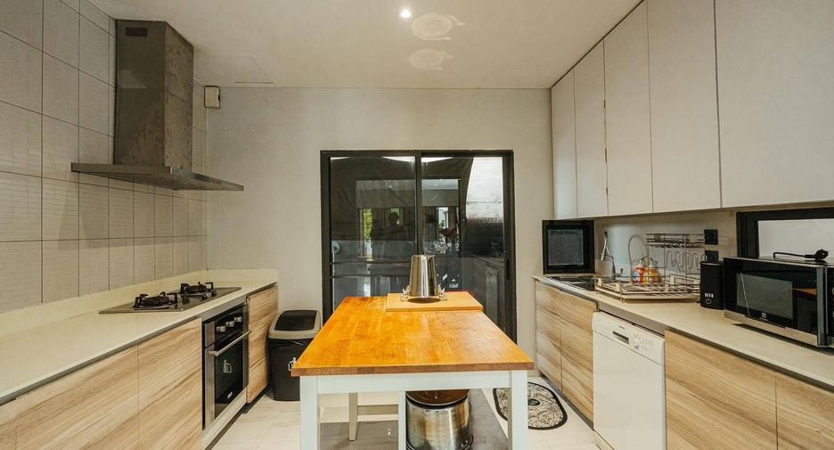 For rent 4 bedrooms house in Bang Na, Bangkok