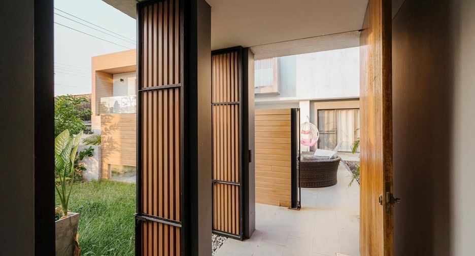 For rent 4 bedrooms house in Bang Na, Bangkok