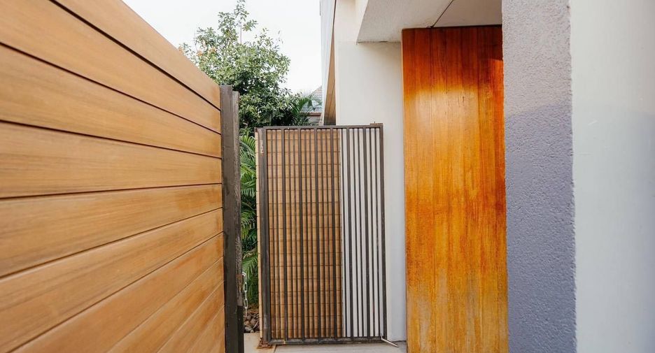 For rent 4 bedrooms house in Bang Na, Bangkok