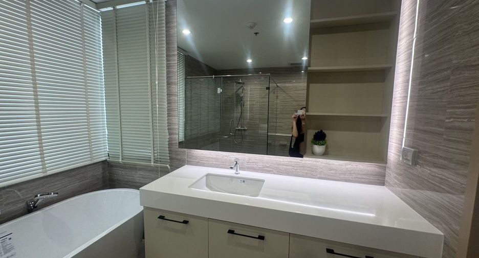 For rent 4 bedrooms apartment in Sathon, Bangkok