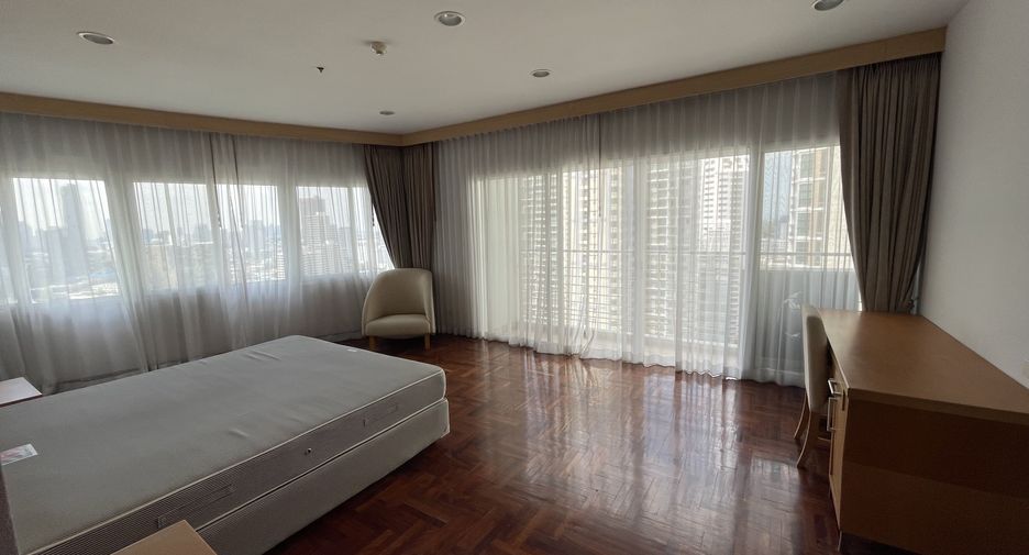 For rent 3 bedrooms apartment in Khlong Toei, Bangkok