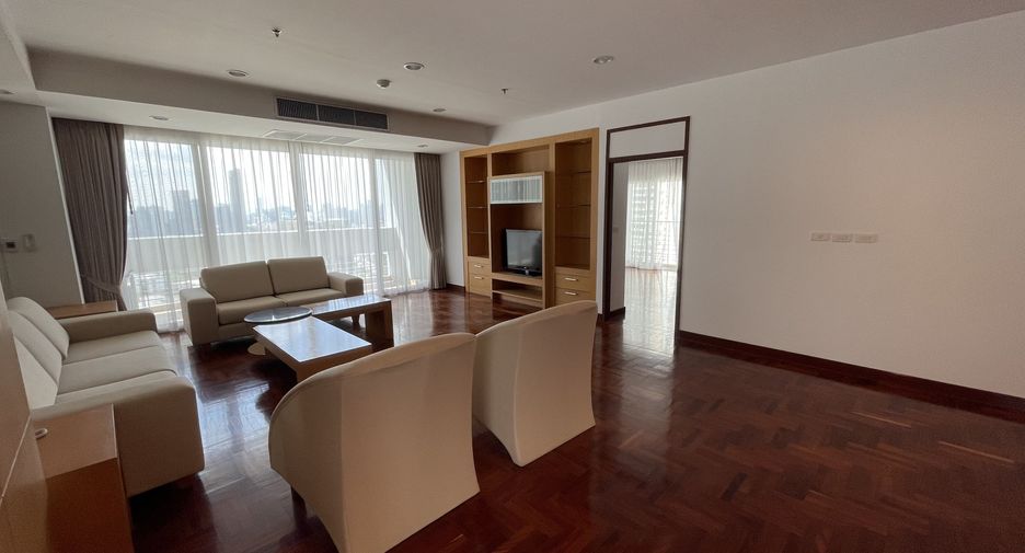 For rent 3 bedrooms apartment in Khlong Toei, Bangkok
