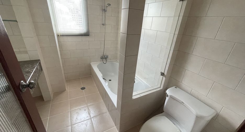 For rent 3 bedrooms apartment in Khlong Toei, Bangkok