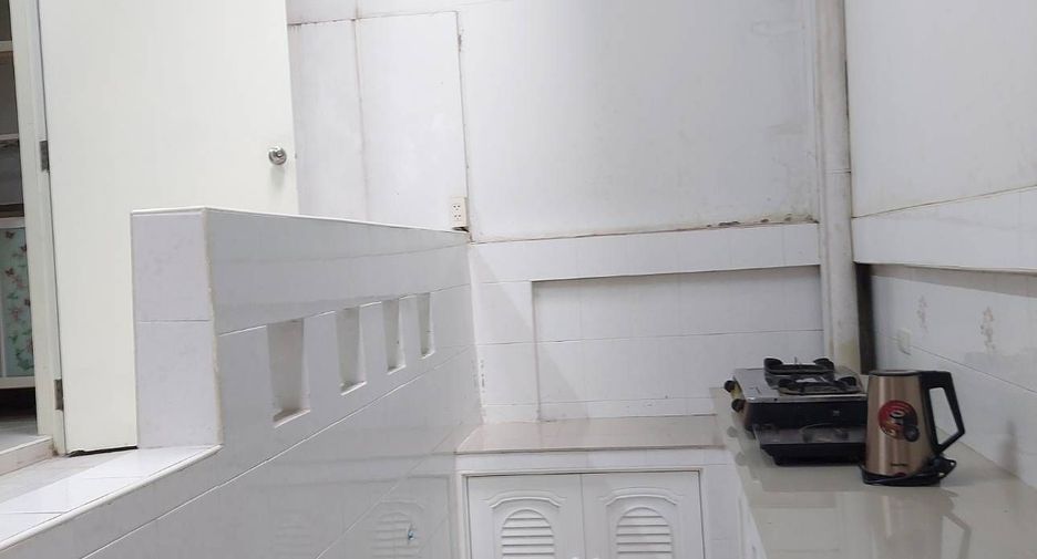 For rent 3 bedrooms townhouse in Suan Luang, Bangkok