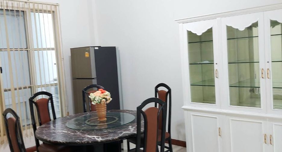 For rent 3 bedrooms townhouse in Suan Luang, Bangkok