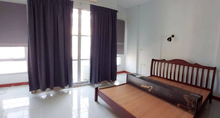 For rent 3 bedrooms townhouse in Suan Luang, Bangkok
