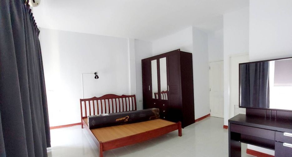 For rent 3 bedrooms townhouse in Suan Luang, Bangkok