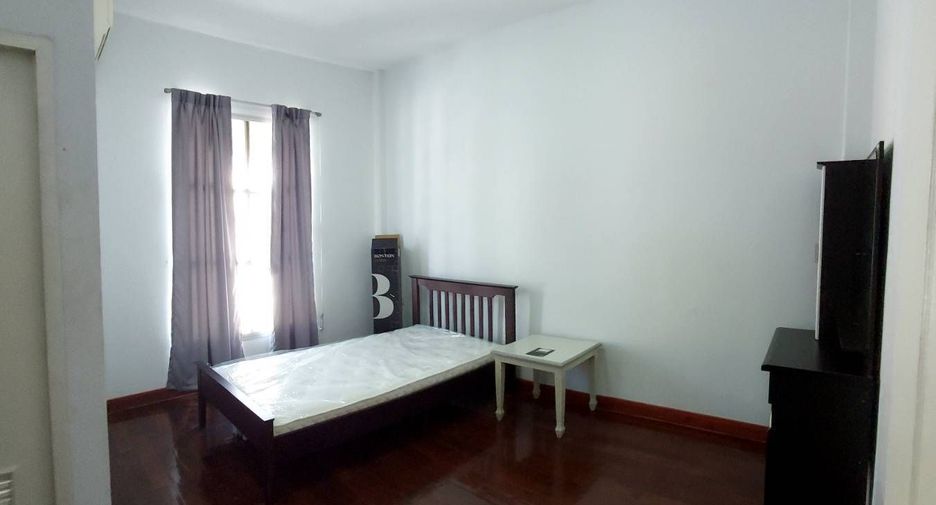 For rent 3 bedrooms townhouse in Suan Luang, Bangkok