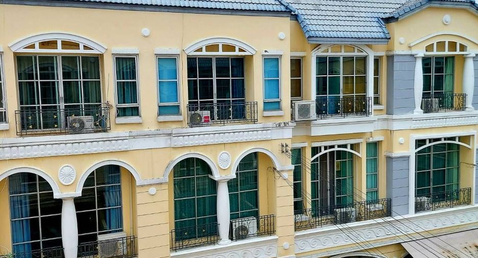For rent 3 bedrooms townhouse in Suan Luang, Bangkok