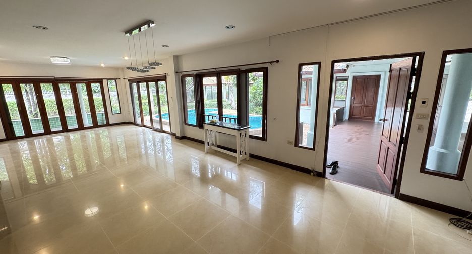 Casa en alquiler de 4 habitaciones en Huai Khwang, Bangkok