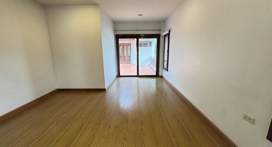Casa en alquiler de 4 habitaciones en Huai Khwang, Bangkok