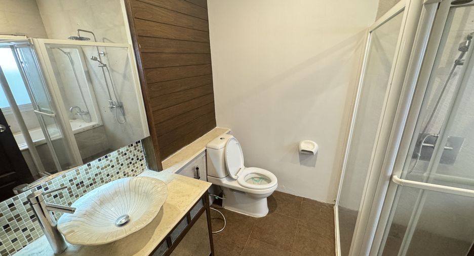 Casa en alquiler de 4 habitaciones en Huai Khwang, Bangkok