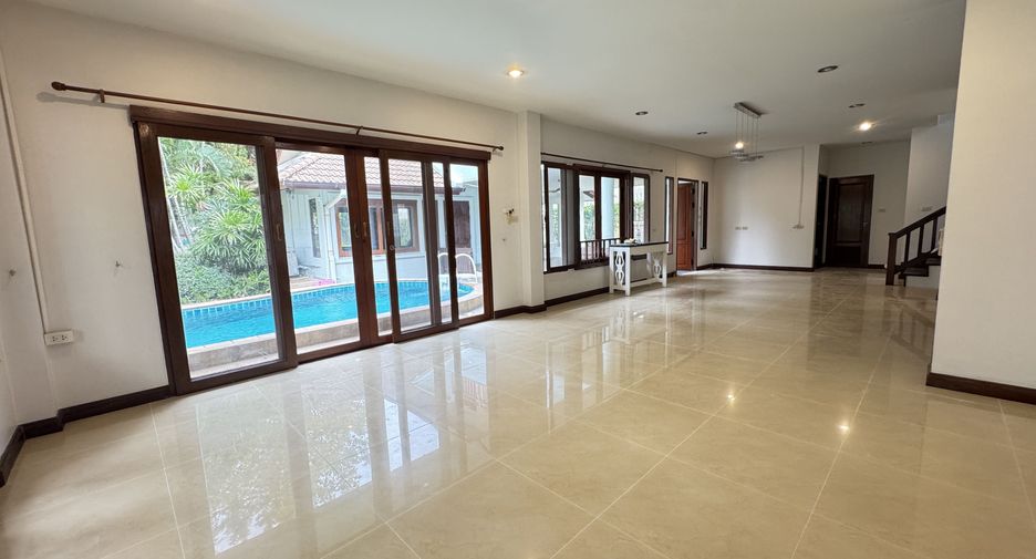 Casa en alquiler de 4 habitaciones en Huai Khwang, Bangkok