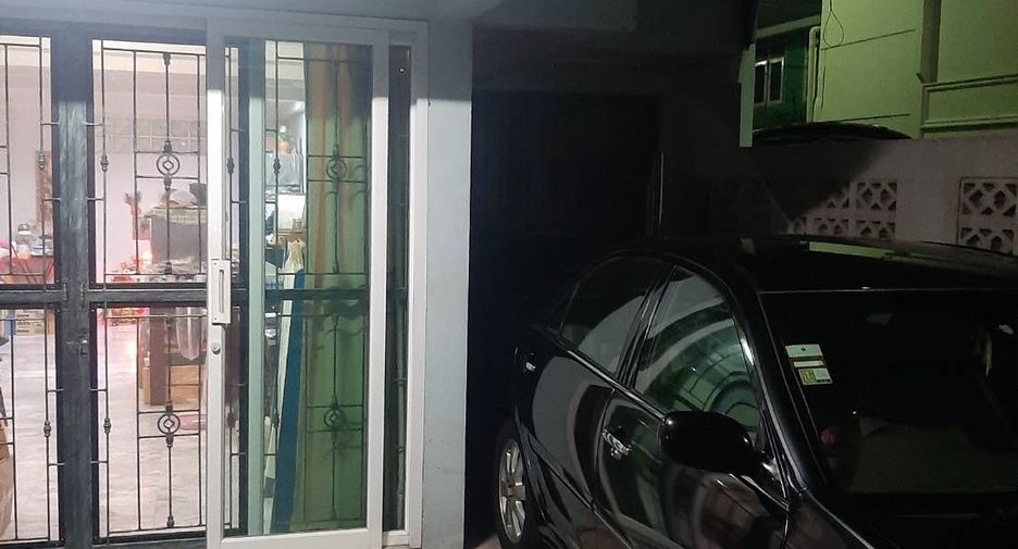 Casa en venta de 3 habitaciones en Huai Khwang, Bangkok