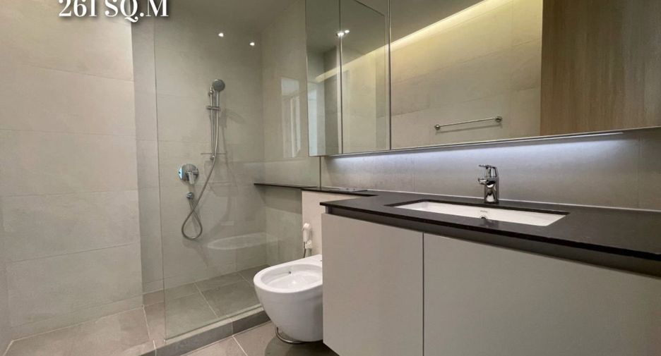 Condo en venta de 3 habitaciones en Yan Nawa, Bangkok