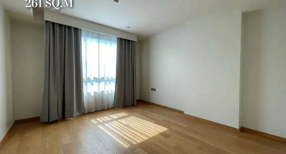 Condo en venta de 3 habitaciones en Yan Nawa, Bangkok