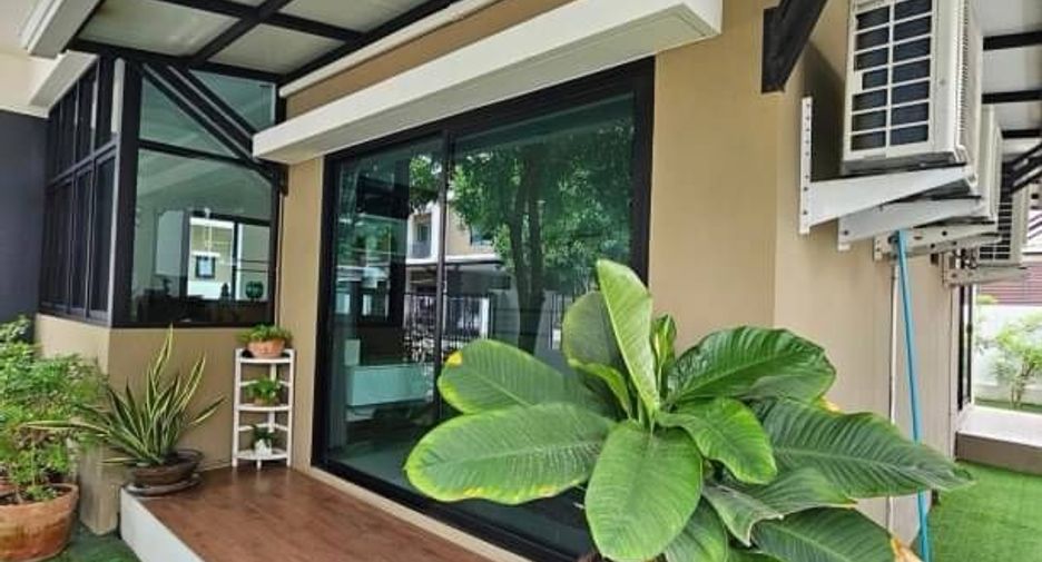 For rent 4 bedrooms house in Bang Na, Bangkok