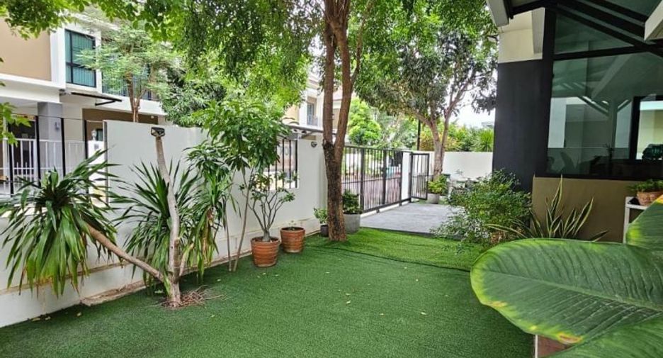 For rent 4 bedrooms house in Bang Na, Bangkok