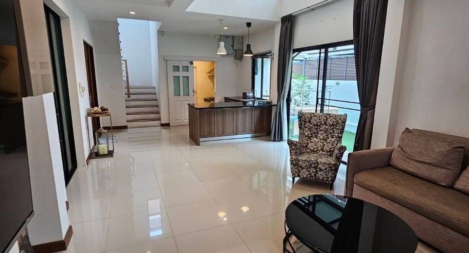 For rent 4 bedrooms house in Bang Na, Bangkok