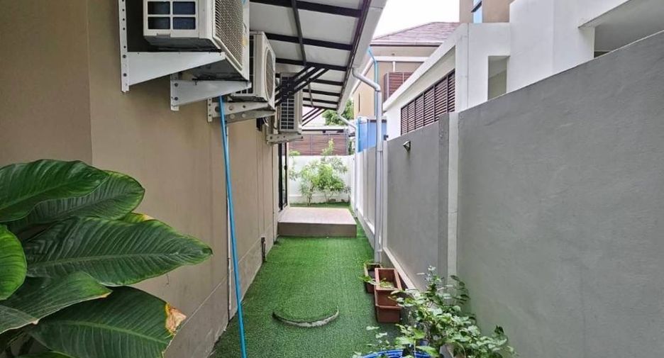 For rent 4 bedrooms house in Bang Na, Bangkok