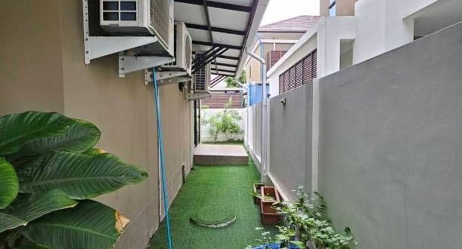 For rent 4 bedrooms house in Bang Na, Bangkok