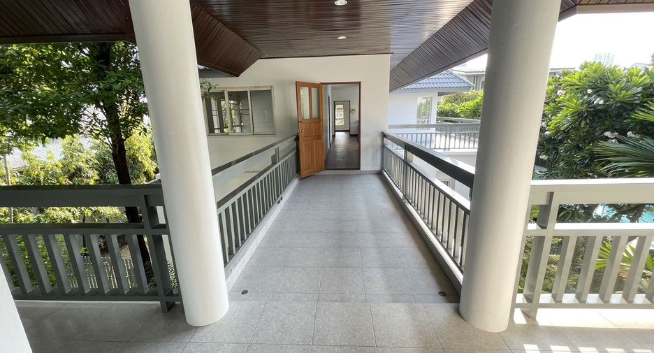 For rent 4 bedrooms house in Watthana, Bangkok